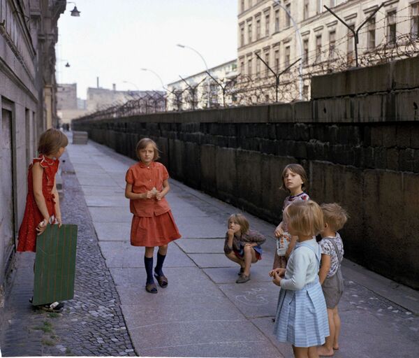 Дети у Берлинской стены на Генрих-Гейне-Штрассе в 1968 году. - Sputnik Беларусь
