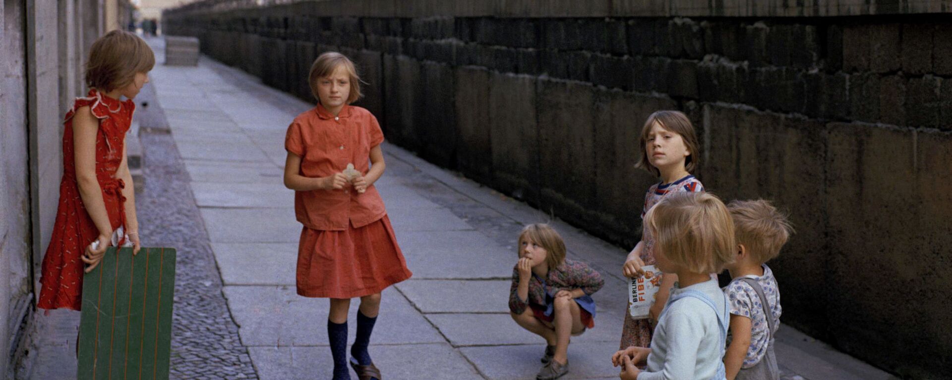 Дети у Берлинской стены на Генрих-Гейне-Штрассе в 1968 году - Sputnik Беларусь, 1920, 13.08.2021