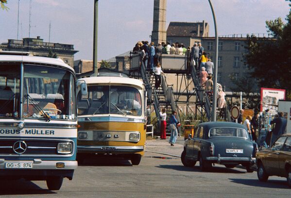 Берлинская стена в 1970-е на Потсдамской площади — популярный экскурсионный маршрут Западного Берлина. - Sputnik Беларусь