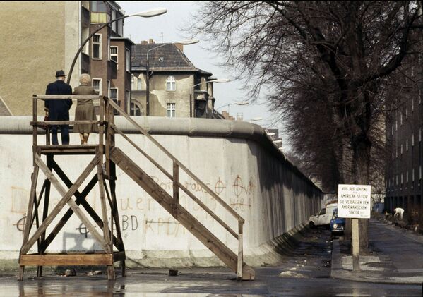 Несмотря на то, что в официальной пропаганде ГДР стена называлась &quot;антифашистским оборонительным валом&quot;, барьеры и ловушки делались с тем расчетом и в том направлении, чтобы именно жители Восточного Берлина не могли пересечь стену и попасть в западную часть города. - Sputnik Беларусь