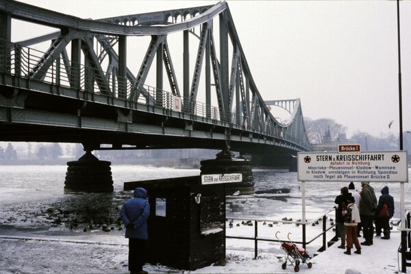 Вид на шпионский мост Глинике, который использовался Советским Союзом и Соединенными Штатами для обмена шпионами во время холодной войны. По нему проходила граница между Западным Берлином и ГДР. - Sputnik Беларусь