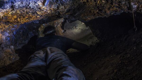 Спелеолог в пещере - Sputnik Беларусь