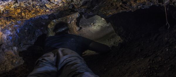 Спелеолог в пещере Спелеолог в пещере - Sputnik Беларусь