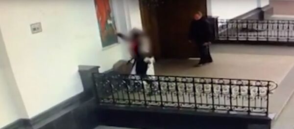 Женщина с топором напала на храм - Sputnik Беларусь