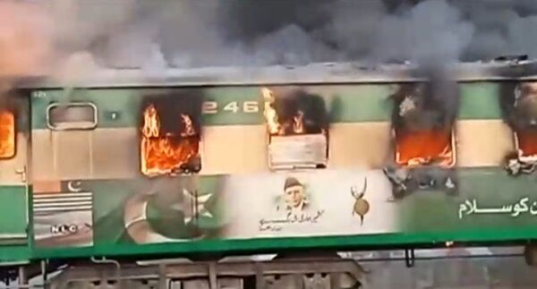 Пожара в пассажирском поезде на юге пакистанской провинции Пенджаб Пожара в пассажирском поезде на юге пакистанской провинции Пенджаб - Sputnik Беларусь