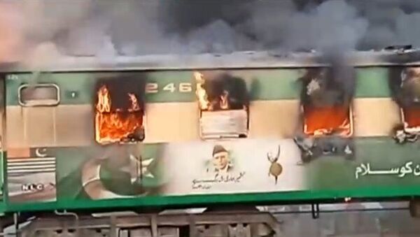  Пожара в пассажирском поезде на юге пакистанской провинции Пенджаб - Sputnik Беларусь
