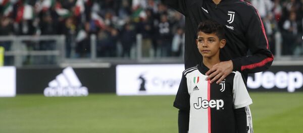 Португальский футболист Криштиану Роналду со своим сыном - Sputnik Беларусь