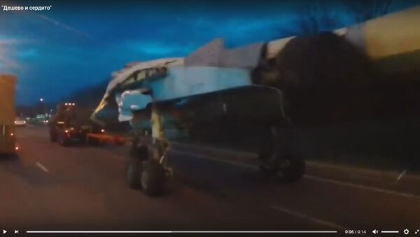 Суровый Воронеж: самолет Су-34 буксировали по трассе на жесткой сцепке - Sputnik Беларусь