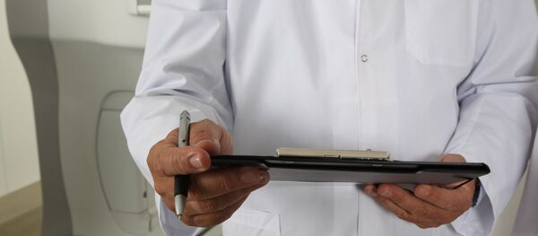 В случае заболевания клиент обращается в страховую компанию, работники которой направляют его в медучреждение, согласовав время приема - Sputnik Беларусь