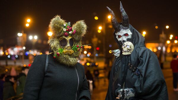 Эти ребята явно прониклись духом Хэллоуина и проявили фантазию при выборе костюмов - Sputnik Беларусь