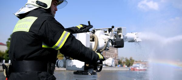 Работа пожарного судна, архивное фото - Sputnik Беларусь