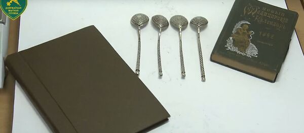 Гражданка Украины намеревалась вывезти с территории ЕАЭС культурные ценности, видео Гражданка Украины намеревалась вывезти с территории ЕАЭС культурные ценности, видео - Sputnik Беларусь