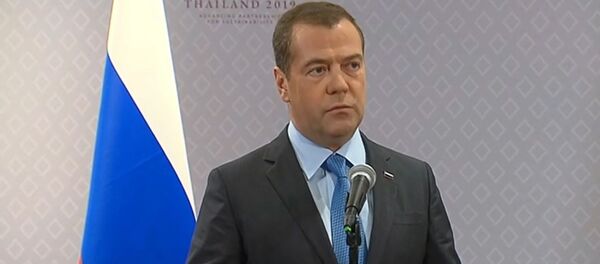 Мядзведзеў адказаў на словы Лукашэнкі аб чужых войнах Мядзведзеў адказаў на словы Лукашэнкі аб чужых войнах - Sputnik Беларусь