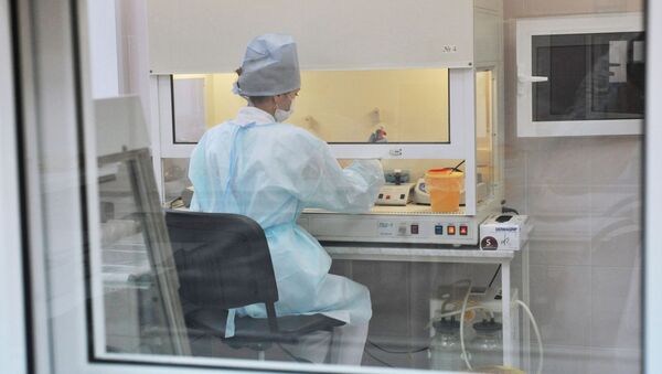 Лаборант проводит исследование биологического материала - Sputnik Беларусь