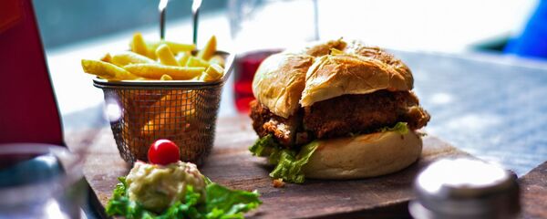 Бургер и картофель фри - Sputnik Беларусь