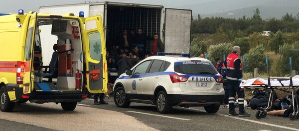 Более 40 мигрантов нашли в грузовике в Греции - Sputnik Беларусь