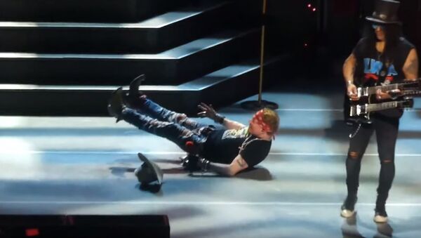 Солист Guns N'Roses упал на сцене во время концерта - Sputnik Беларусь