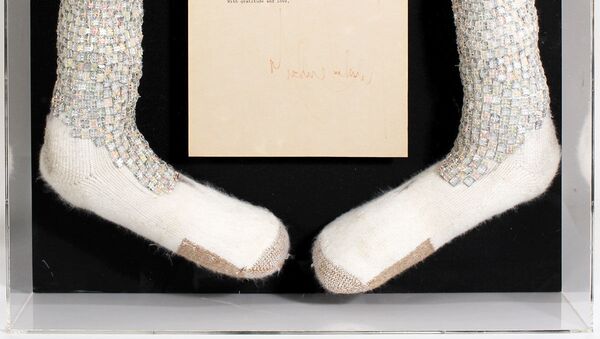 Носки Майкла Джексона с первой лунной походки выставили на аукцион  - Sputnik Беларусь