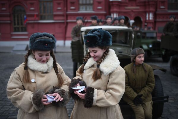 Участницы марша, приуроченного к 78-й годовщине парада 1941 года на Красной площади - Sputnik Беларусь
