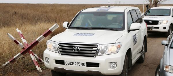 Автомобили специальной мониторинговой миссии ОБСЕ в селе Петровское в Донецкой области - Sputnik Беларусь