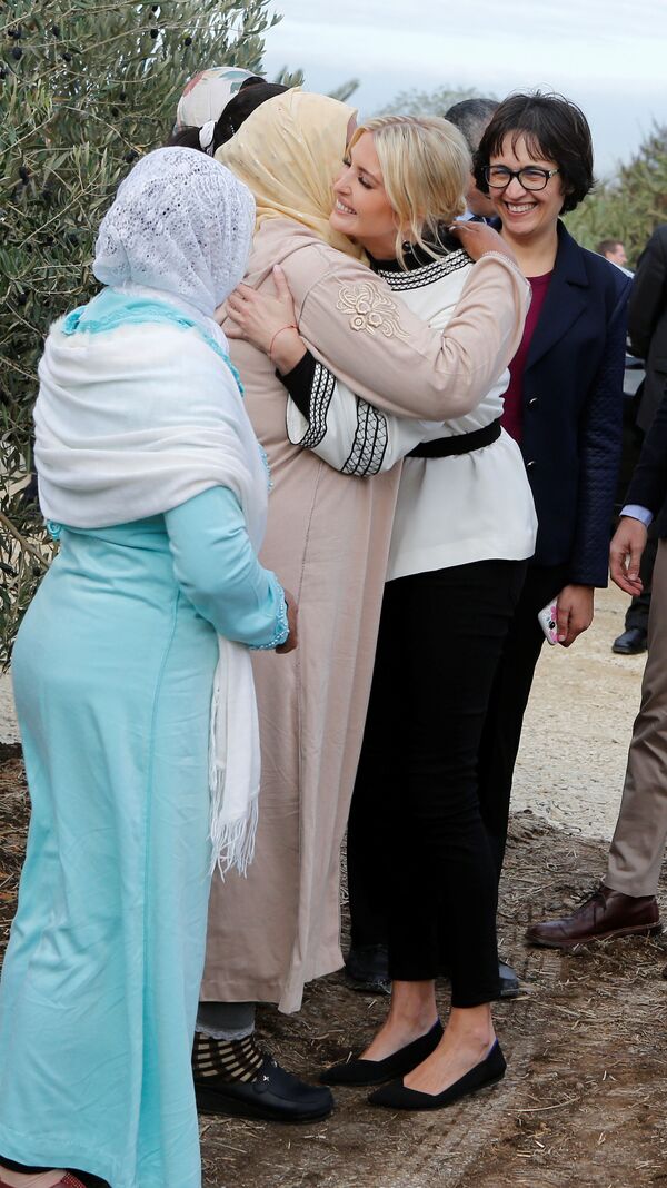 Иванка Трамп ослепила публику на королевском обеде в Марокко своим нарядом Иванка Трамп ослепила публику на королевском обеде в Марокко своим нарядом - Sputnik Беларусь