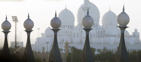 Мечеть шейха Зайда (на втором плане) в Абу-Даби Мечеть шейха Зайда (на втором плане) в Абу-Даби - Sputnik Беларусь