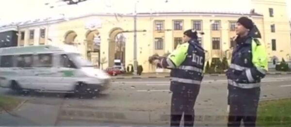 Пьяный водитель пытался скрыться от экипажа ГАИ – видео - Sputnik Беларусь