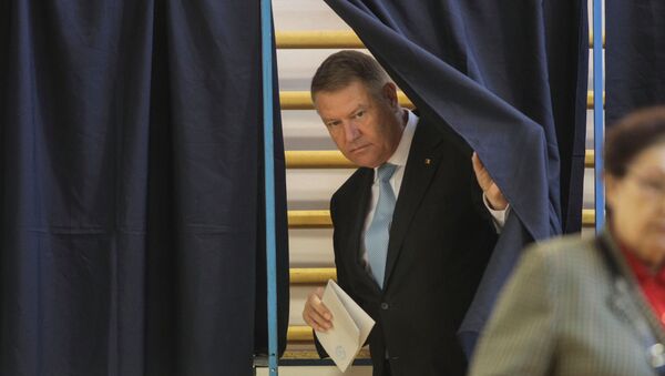 Действующий президент Румынии Клаус Йоханнис готовится проголосовать на выборах - Sputnik Беларусь