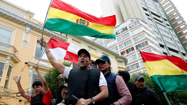 Лидер оппозиции Луис Фернандо Камачо приветствует сторонников из полицейской машины в Ла-Пасе, Боливия - Sputnik Беларусь