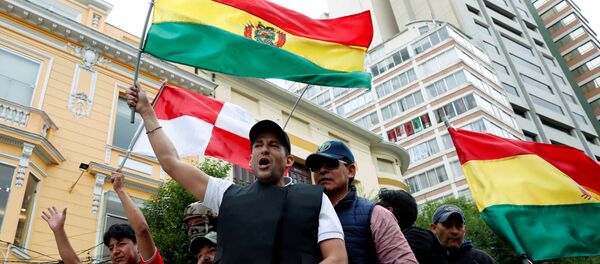 Лидер оппозиции Луис Фернандо Камачо приветствует сторонников из полицейской машины в Ла-Пасе, Боливия - Sputnik Беларусь