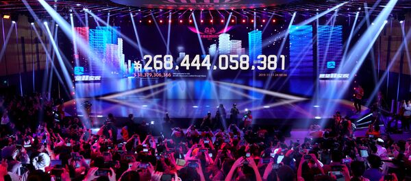 На экране отображается стоимость товаров, которые были проданы во время глобального торгового шоппинга - Sputnik Беларусь