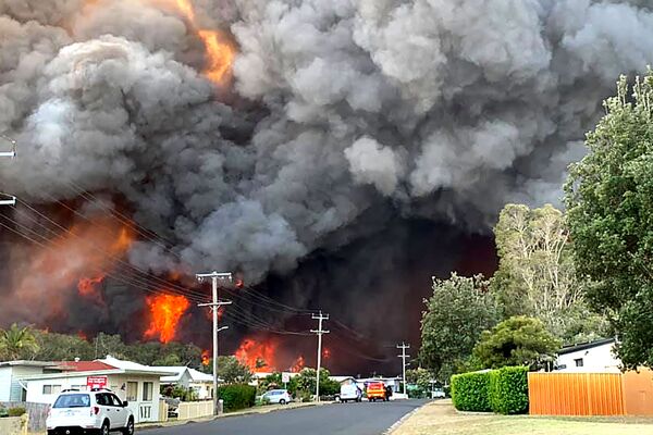Австралийские пожарные еще 8 ноября пытались сдержать лесные пожары на востоке страны, в Харрингтоне - Sputnik Беларусь