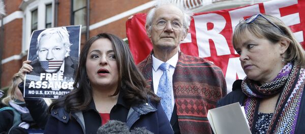 Джон Шиптон на митинге в поддержку сына перед посольством Эквадора - Sputnik Беларусь