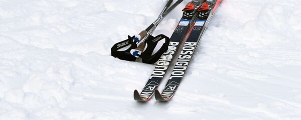 Лыжи и палки на снегу, архивное фото - Sputnik Беларусь