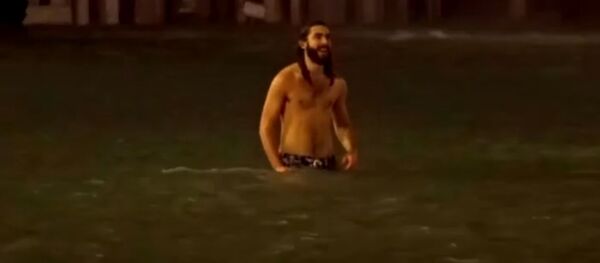 Мужчина устроил заплыв на площади Святого Марка в Венеции - Sputnik Беларусь