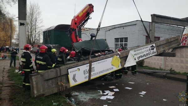 Бетонная балка упала на кабину КамАЗа в Бресте - Sputnik Беларусь