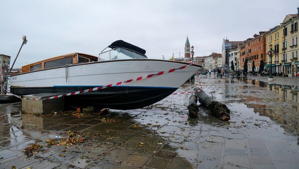 Водное такси выброшено на тротуар после ночи рекордно высокого уровня воды в Венеции - Sputnik Беларусь