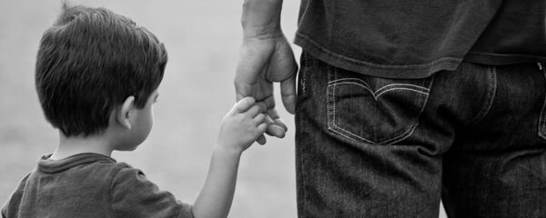 Ребенок и взрослый - Sputnik Беларусь