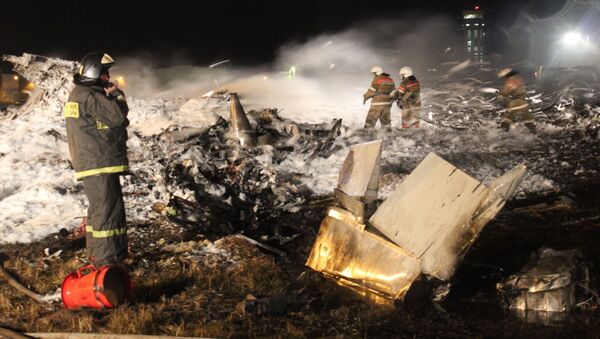 На месте катастрофы Боинг 737 авиакомпании Татарстан в аэропорту Казани  - Sputnik Беларусь