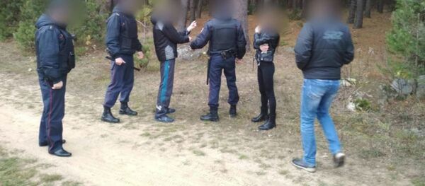 Двое жителей Гродно привязали в лесу к дереву мужчину - Sputnik Беларусь