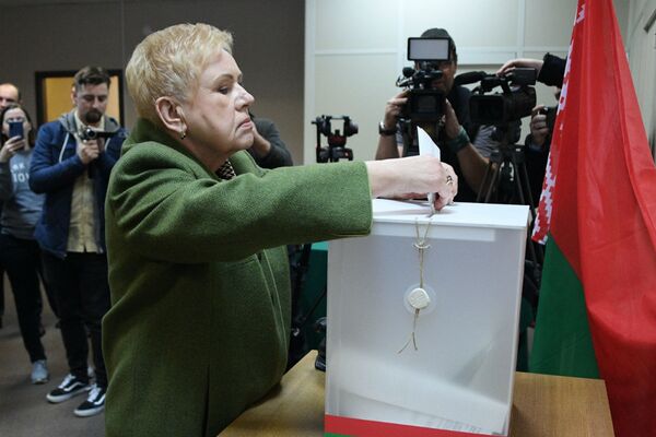 Лидия Ермошина досрочно проголосовала на парламентских выборах  - Sputnik Беларусь