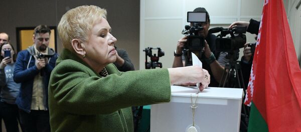 Лидия Ермошина досрочно проголосовала на парламентских выборах  - Sputnik Беларусь