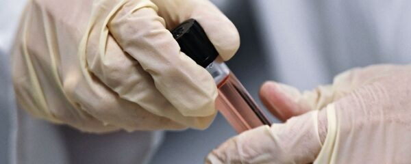 Сотрудник держит пробирку с допинг-пробой  - Sputnik Беларусь