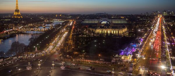 Ночной вид на Эйфелеву башню, Le Grand Palais (Большой дворец) и Елисейские поля в Париже Ночной вид на Эйфелеву башню, Le Grand Palais (Большой дворец) и Елисейские поля в Париже - Sputnik Беларусь