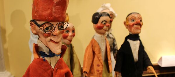 Куклы выполнены из дерева и расписаны вручную – выглядят как живые - Sputnik Беларусь