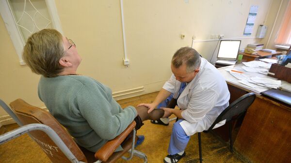 Врач-травматолог осматривает пациента в травмпункте, архивное фото - Sputnik Беларусь