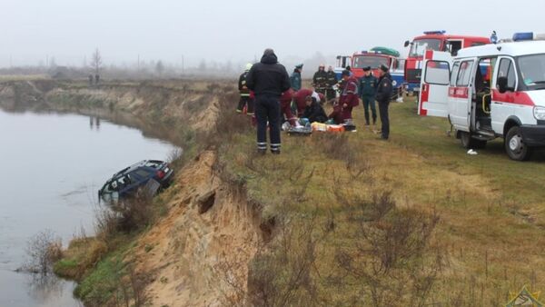 Автомобиль упал в реку в Глусском районе - Sputnik Беларусь