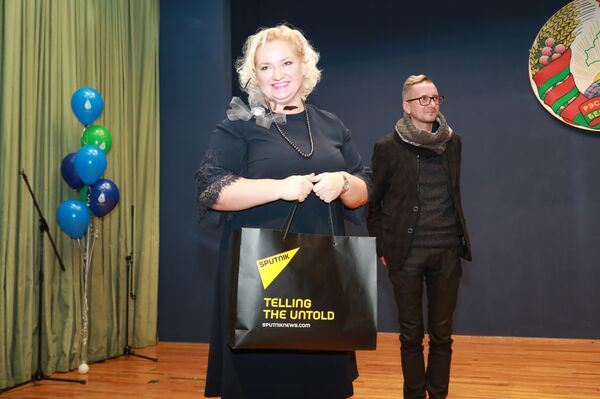 Sputnik преподнес журфаку на день рождения подарок ручной работы - Sputnik Беларусь