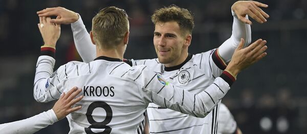 Футболисты сборной Германии Тони Кроос и Леон Горецка - Sputnik Беларусь