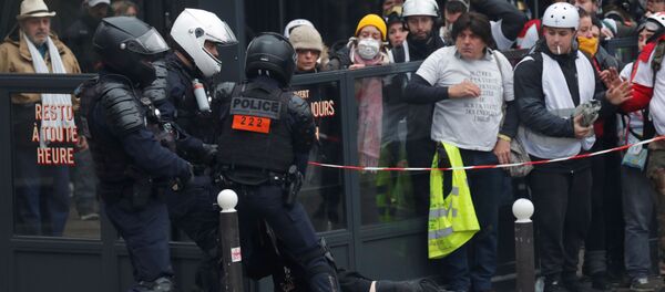 Акции в годовщину Желтых жилетов в Париже - Sputnik Беларусь